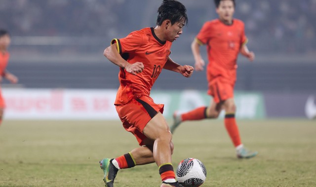 南宫28-赵震：皇马老球探曾赞邝兆镭水平高，现在应让他安静稳定踢球