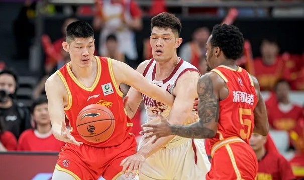 北青：本场吹罚尺度不算紧，因而广厦高强度的防守总能奏效
